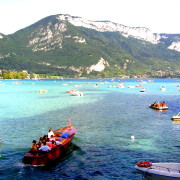 Annecy järv- ülipopulaarne puhkusesihtkoht prantslaste hulgas.
