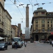 Bologna kohal kõrguvad sürrealistlikud Asinelli ja Garisenda tornid