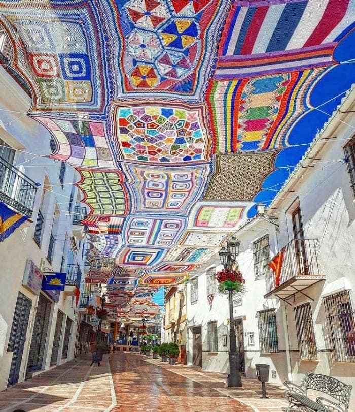 Reisiidee Malagas – heegeldatud tänavavari