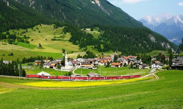 Maaliline Šveitsi alpiküla, kus pildistamine on keelatud