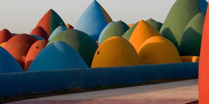 Reisiidee: värvilised savimajad Hormuzi saarel