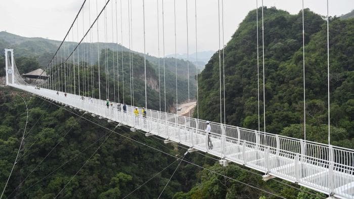 Vietnamis avati maailma pikim klaaspõhjaga sild