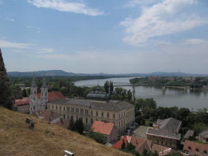 Siinpool silda veel Ungari, piirilinn Esztergom, teisel pool juba Slovakkia.