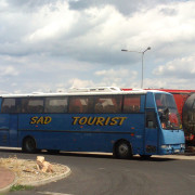 Kurbade turistide buss kusagil Tšehhimaa parklas.