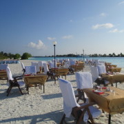 ohtusoogiks kaetud lauad rannal