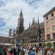 Marienplatz, kus asub kiriku välimusega Rathaus. juuli 2019