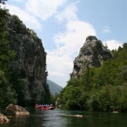 Rafting Horvaatias Cetina jõel koos Gojko Mitić'ga, kes seal kuskilt alumiselt kaljunukilt vette hüppamas on.