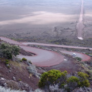 Maantee läbi vulkaani kaldeera