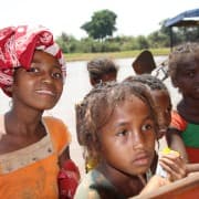 Tüdrukutirtsud Tsiribihina kallastelt