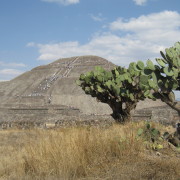 Teotihuacani püramiidide juures.