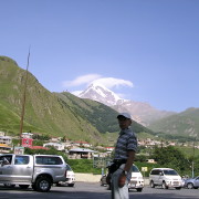 Kazbeki mäe lumine püramiid kõrgub Georgia Kazbegi küla kohal