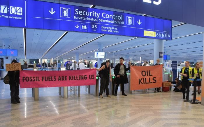 Kliimaprotestijad häirisid reisijaid ka Helsingi lennujaamas