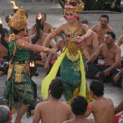 Bali,Kecak tantsuetendus päikeseloojangul.