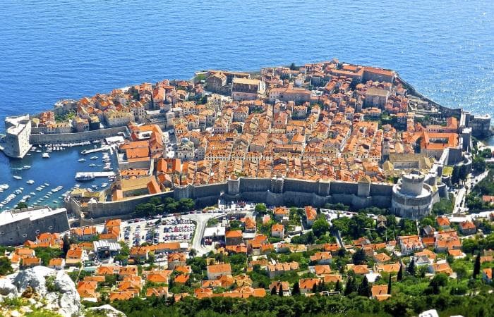 Dubrovniku vanalinnas keelati ratastega kohvrid