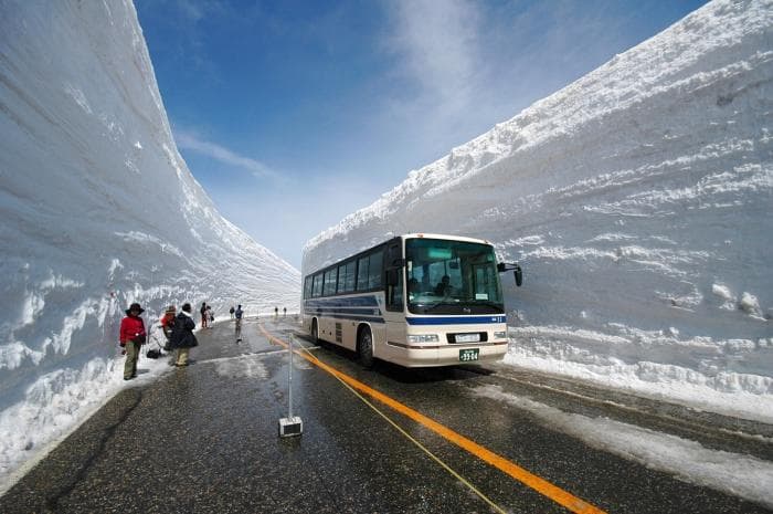 Jaapanis avati külastajatele 20 meetri kõrgune lumekoridor