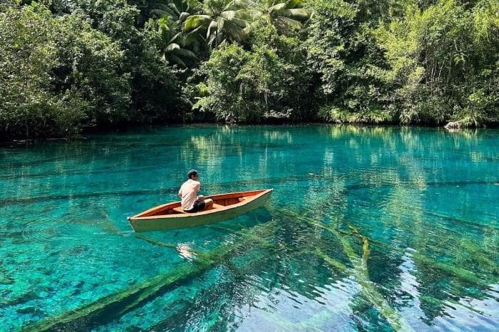 Reisiidee: üliselge veega Paisu Poki järv Indoneesias