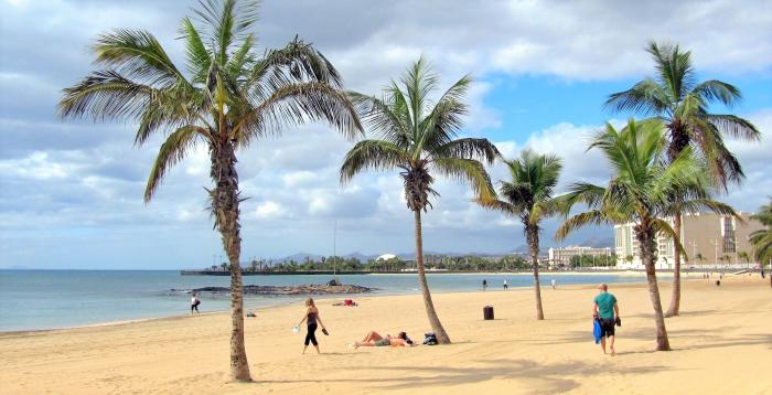 Hispaania puhkusesaared loodavad turismi taastada testimisega
