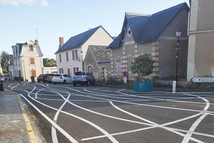See Prantsusmaa küla ajab autojuhte meelega segadusse