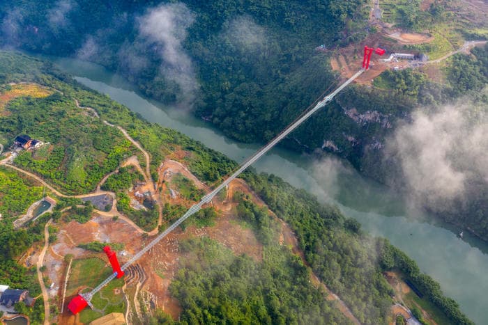 Hiinas avati maailma pikim klaaspõhjaga sild