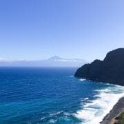 Sügavsinine Atlandi Ookean ja vaade La Gomera saarelt Tenerifel asuvale Teide vulkaanile!