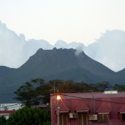 Vaikselt susisev vulkaan Basse-Terre'ist vaadatuna.