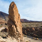 Kivist sõrm sihib taevasse Tenerife vana vulkaani kaldeeras.