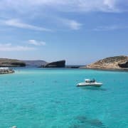 Blue Lagoon on Malta kõrvalsaarel asuv tuntud ujumiskoht, mis paitab silmavaadet oma läbipaistva helesinise veega.