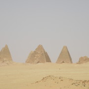 Karimas asuvad Sudaani püramiidid