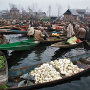 Ujuv vegetaabli turg. Dal lake, Srinagar, Kashmiir