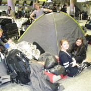 Telgis magamiseks kõlbab ka lennujaam.