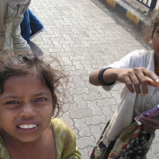 Valgete hammastega Mumbai tüdrukud raha "laenamas"